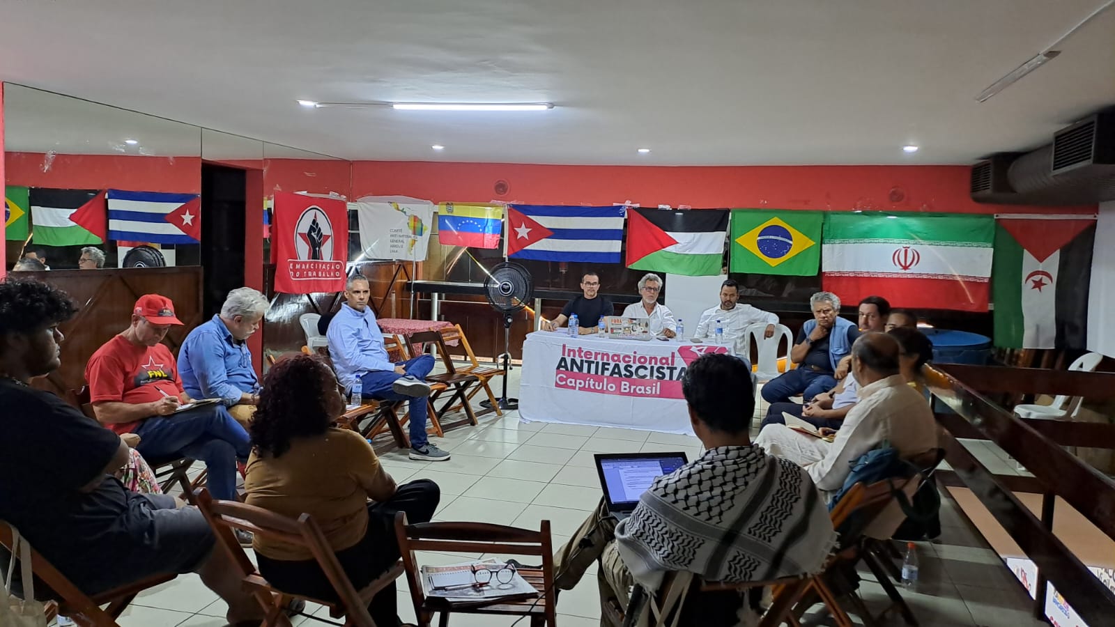 O fascismo avança nos EUA e perde força, temporariamente, no Brasil